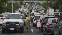 Penampakan sejumlah mobil terjebak di jalan akibat adanya longsor yang disebabkan Badai Otis.