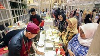 Stand makanan ini diserbu pengunjung.  