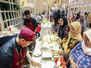 Mencicipi Jajanan Halal di ISEF 2023