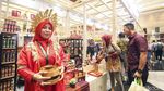 Mencicipi Jajanan Halal di ISEF 2023
