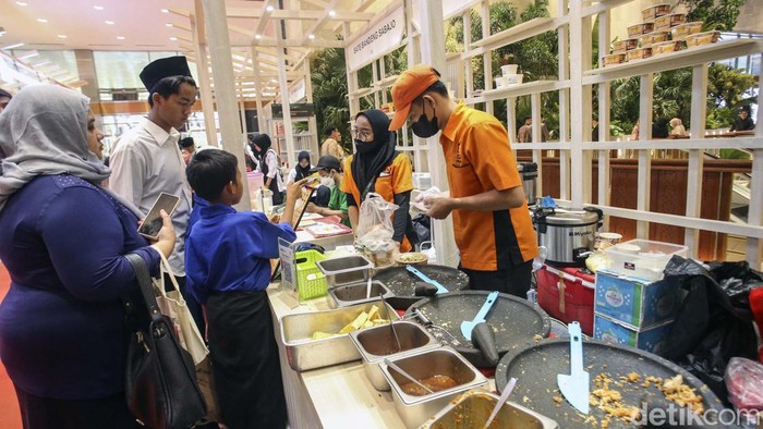 Mencicipi Jajanan Halal di ISEF 2023 Sharia Economic Festival (ISEF) ke-10 dihelat di Jakarta Convention Center (JCC) pada 25-29 Oktober 2023. Di sini juga terdapat jajanan halal.