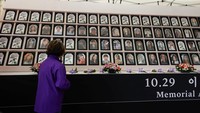 Kim Young-nam, yang putrinya meninggal dalam kerumunan Halloween setahun lalu, melihat potret para korban penyerbuan pada peringatan kelompok, di Seoul City Hall Plaza di Seoul, Korea Selatan, Selasa (24/10/2023).