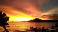 Keindahan Pulau Kelapa saat senja.