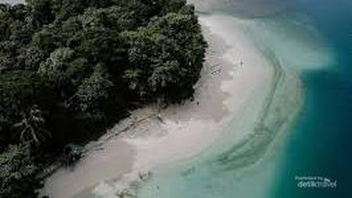 Foto Pulau Kelapa yang diambil dari ketinggian.