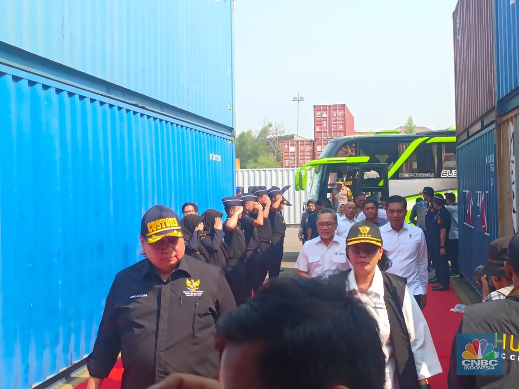 Menteri Keuangan Sri Mulyani, Menteri Koordinator Perekonomian Airlangga Hartarto, dan Menteri Perdagangan Zulkifli Hasan saat menhadiri Hasil Operasi Penegakan Hukum Gabungan BARESKRIM POLRI, Ditjen Bea dan Cukai Kemenkeu, dan Ditjen PKTN Kemendag. (CNBC Indonesia/Martyasari Rizky)
