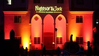 Pengunjung berjalan melalui Nights of the Jack di King Gillette Ranch di Calabasas, California, Amerika Serikat, Senin (23/10/2023). 