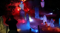 Acara ini menawarkan pengunjung untuk menjelajahi negeri ajaib Halloween. 