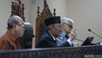 Jimly Asshiddiqie mengungkap alasannya bersedia menjadi Ketua Majelis Kehormatan Mahkamah Konstitusi (MKMK). Jimly yang awalnya menolak, berubah sikap lantaran melihat reputasi MK yang didirikannya terpuruk imbas situasi politik.