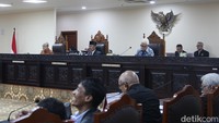 Rapat MKMK ini merupakan bagian dari langkah cepat MKMK untuk segera menindaklanjuti dan menuntaskan laporan sejumlah elemen masyarakat. Sesuai UU Mahkamah Konstitusi, merupakan tugas MKMK untuk menjaga marwah, kehormatan, dan keluhuran Hakim Konstitusi.