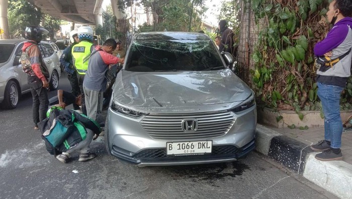 Mobil Honda HR-V ringsek usai tabrak tiang pancang JLNT Jalan Prapanca, Kebayoran Lama, Jaksel, Kamis (26/10/2023).