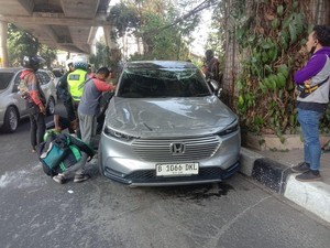 Tabrak Tiang Pancang JLNT Prapanca Jaksel, Mobil SUV Ringsek