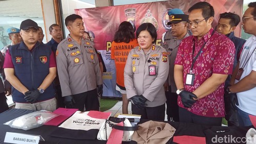 Kapolres Kawasan Bandara Internasional Ngurah Rai AKBP Dayu Wikarniti menunjukkan barang bukti berupa tas milik tersangka, Kamis (26/10/2023). (Aryo Mahendro/detikBali).