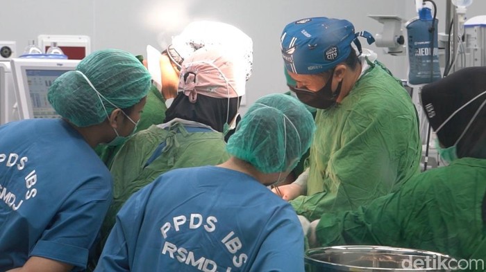 Momen dokter melakukan operasi kepada bayi yang dilaporkan hamil
