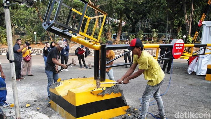 Dua portal yang dipasang di pintu masuk Hotel Sultan Jakarta dibongkar paksa. Hal ini sebagai bentuk perlawanan dari kubu Pontjo Sutowo.