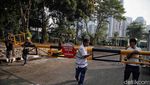 Momen Pekerja Bongkar Portal di Pintu Masuk Hotel Sultan