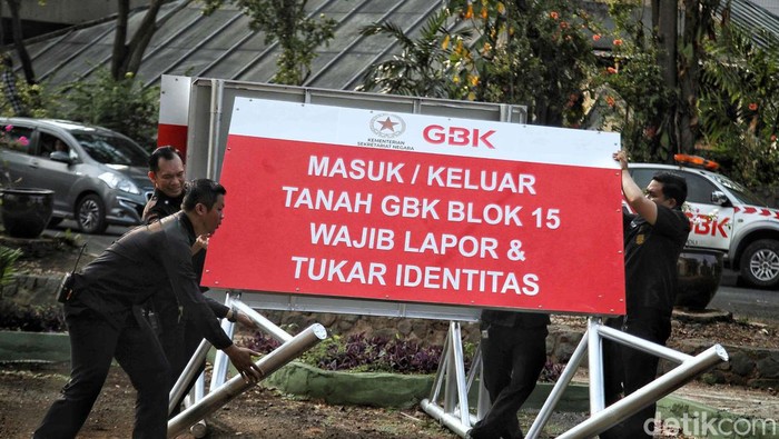 Dua portal yang dipasang di pintu masuk Hotel Sultan Jakarta dibongkar paksa. Hal ini sebagai bentuk perlawanan dari kubu Pontjo Sutowo.