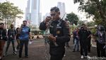 Momen Pekerja Bongkar Portal di Pintu Masuk Hotel Sultan