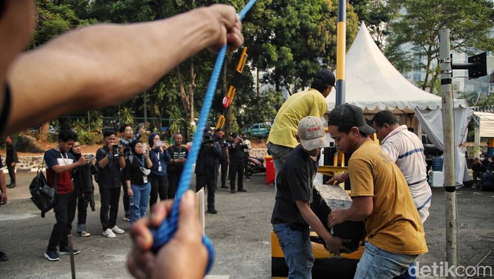 Momen Pekerja Bongkar Portal di Pintu Masuk Hotel Sultan Dua portal yang dipasang di pintu masuk Hotel Sultan Jakarta dibongkar paksa. Hal ini sebagai bentuk perlawanan dari kubu Pontjo Sutowo.
