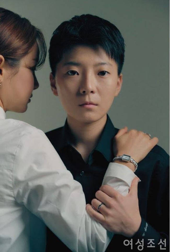 Saat diwawancara, calon suami Nam Hyun Hee mengaku-ngaku sebagai pewaris konglomerat yang tinggal lama di Amerika Serikat dan pernah jadi atlet kuda yang pensiun karena cedera. Namun netizen Korea mempertanyakan kebenaran identitas Jeon Cheong Jo. Terlebih perawakan calon suami sang atlet itu mirip cewek tomboy. Foto: dok. Instagram @fencing2020