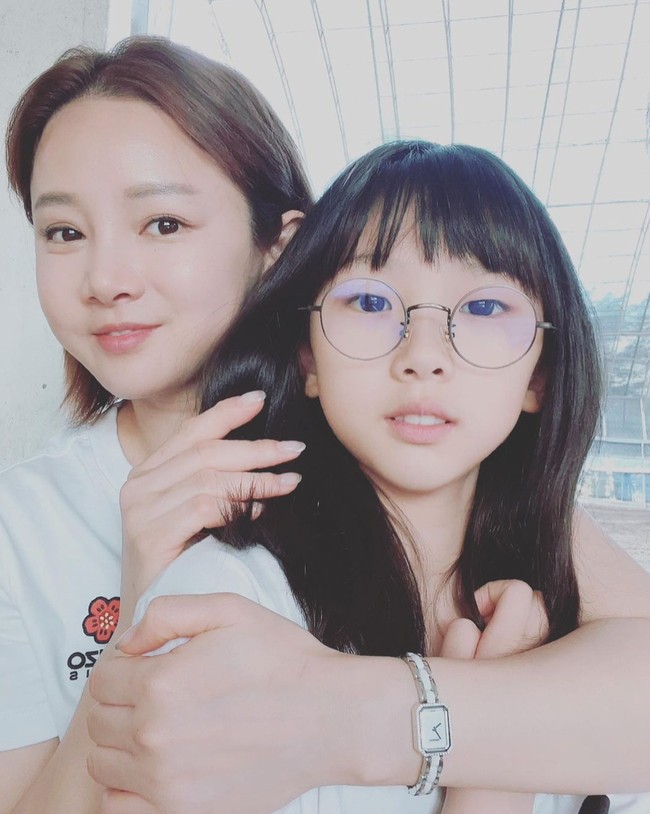 Nam Hyun Hee memutuskan untuk menikahi Jeon Cheong Jo meskipun tahu calon suaminya adalah seorang wanita yang tengah menjalani proses pengubahan gender. Namun, dia tidak menyangka bahwa Jeon Cheong Jo adalah seorang narapidana. Dari hasil pernikahan sebelumnya, dia telah dikaruniai anak perempuan berusia 11 tahun.Foto: dok. Instagram @fencing2020