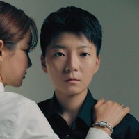 Saat diwawancara, calon suami Nam Hyun Hee mengaku-ngaku sebagai pewaris konglomerat yang tinggal lama di Amerika Serikat dan pernah jadi atlet kuda yang pensiun karena cedera. Namun netizen Korea mempertanyakan kebenaran identitas Jeon Cheong Jo. Terlebih perawakan calon suami sang atlet itu mirip cewek tomboy. Foto: dok. Instagram @fencing2020