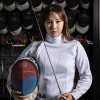 Sebelumnya pada Selasa (24/10/2023), Nam Hyun Hee mengumumkan rencana pernikahannya dengan seorang pria yang 15 tahun lebih muda darinya. Keduanya pertama kali bertemu saat Jeon Chung Jo minta diajari anggar. Dia pun mengajak atlet Nam Hyun Hee memulai bisnis anggar. Foto: dok. Instagram @fencing2020