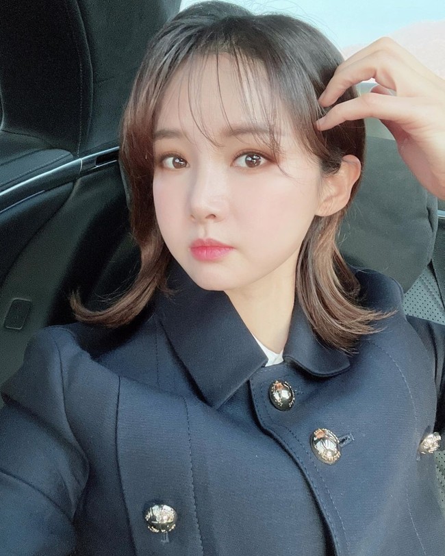 Setelah pulang ke rumah ibunya, Nam Hyun Hee menceritakan kejanggalan soal kehamilannya yang direkayasa oleh calon suaminya, yang ternyata cewek tulen. Jeon Cheong Jo mencoba meyakinkan Nam Hyun Hee bahwa sang atlet hamil dengan memberikan test pack palsu tanpa kemasan. Foto: dok. Instagram @fencing2020