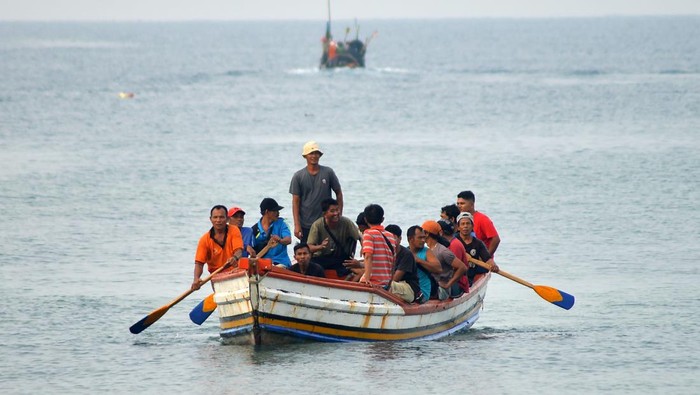 Nelayan terlindungi BPJS Ketenagakerjaan di Padang Sejumlah nelayan menebar jala di perairan Kota Padang, Sumatera Barat, Kamis (26/10/2023). Pemkot Padang mencatat sebanyak 238 nelayan di kota itu sudah terlindungi dengan BPJS Ketenagakerjaan karena sebagai pekerja informal yang rentan dan berisiko tinggi di laut.