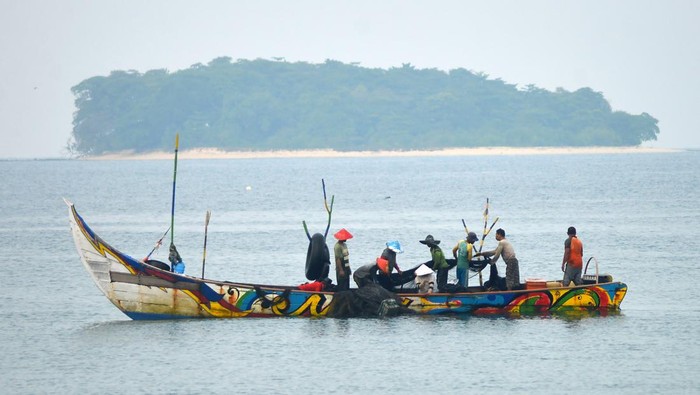 Nelayan terlindungi BPJS Ketenagakerjaan di Padang Sejumlah nelayan menebar jala di perairan Kota Padang, Sumatera Barat, Kamis (26/10/2023). Pemkot Padang mencatat sebanyak 238 nelayan di kota itu sudah terlindungi dengan BPJS Ketenagakerjaan karena sebagai pekerja informal yang rentan dan berisiko tinggi di laut.