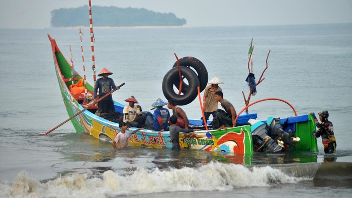 Sejumlah nelayan menebar jala di perairan Kota Padang, Sumatera Barat, Kamis (26/10/2023). Pemkot Padang mencatat sebanyak 238 nelayan di kota itu sudah terlindungi dengan BPJS Ketenagakerjaan karena sebagai pekerja informal yang rentan dan berisiko tinggi di laut.