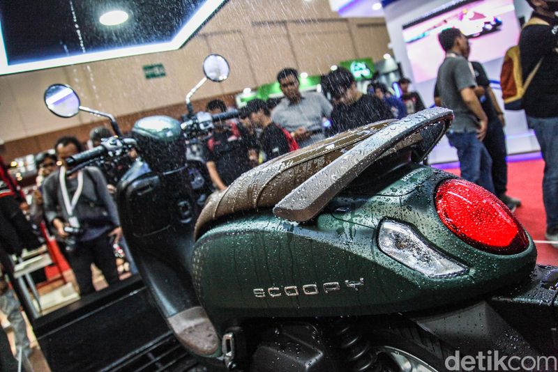 Astra Honda Motor (AHM) resmi meluncurkan Honda Scoopy baru di pameran Indonesia Motorcycle Show atau IMOS 2023. Rangka eSAF milik Scoopy sudah digaransi selama 5 tahun.
