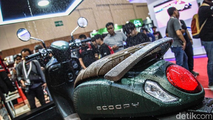 New Honda Scoopy Mejeng di IMOS 2023, Garansi Rangka 5 Tahun Astra Honda Motor (AHM) resmi meluncurkan Honda Scoopy baru di pameran Indonesia Motorcycle Show atau IMOS 2023. Rangka eSAF milik Scoopy sudah digaransi selama 5 tahun.