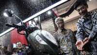 Pilihan warna dan desain striping terbaru pada New Honda Scoopy memberikan ruang pilihan pecinta motor skutik yang ingin tampil berbeda dan siap menjadi pusat perhatian.  
