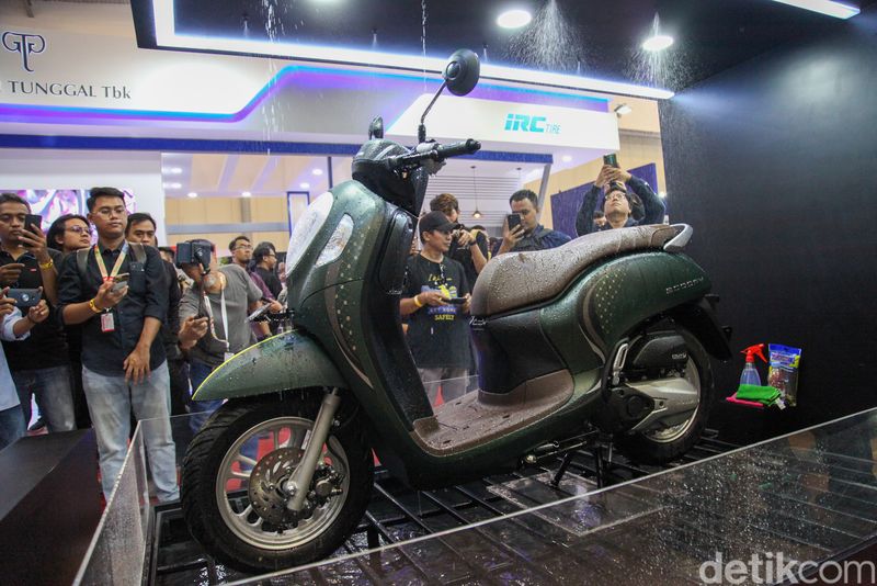 Astra Honda Motor (AHM) resmi meluncurkan Honda Scoopy baru di pameran Indonesia Motorcycle Show atau IMOS 2023. Rangka eSAF milik Scoopy sudah digaransi selama 5 tahun.