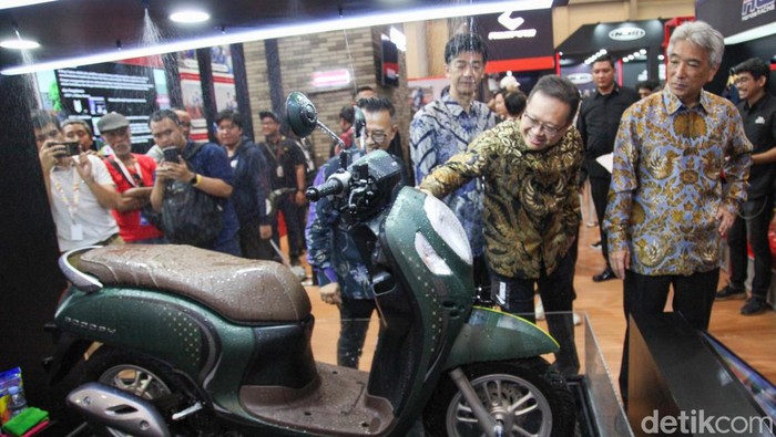 New Honda Scoopy Mejeng di IMOS 2023, Garansi Rangka 5 Tahun Astra Honda Motor (AHM) resmi meluncurkan Honda Scoopy baru di pameran Indonesia Motorcycle Show atau IMOS 2023. Rangka eSAF milik Scoopy sudah digaransi selama 5 tahun.