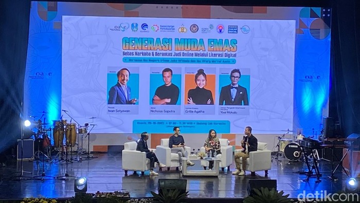 Nicholas Saputra menjadi salah satu pembicara di acara yang turut dihadiri Iriana Jokowi di Surabaya.