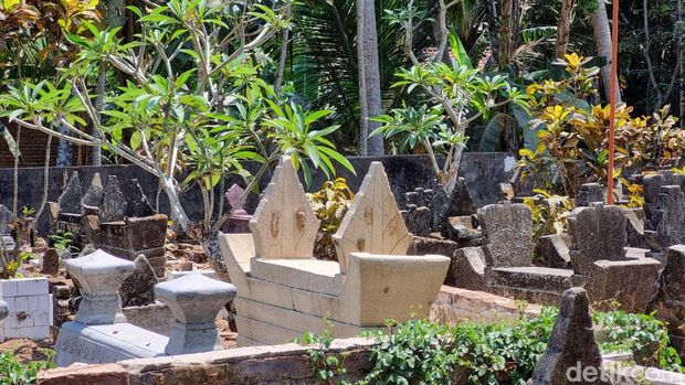 Nisan model batu tumpuk di permakaman umum Besole, Bantul. Foto diambil Kamis (26/10/2023).