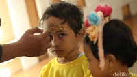 Nantinya, wajah Anda akan dikreasikan oleh pelukis wajah profesional, traveler juga dapat memilih gambar apa yang ingin dilukiskan karena tersedia katalog.