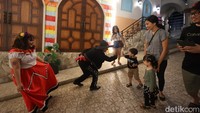 Alih-alih menyeramkan, nuansa hallowen di Trans Studi Cibubur dibuat seru dan ramah anak-anak. Event Halloween dapat ditemui di Tilting Village, yakni desa miring yang berkonsep Meksiko. Desa ini didesain dengan ornamen bertema labu oranye dan diberi nama sebagai Desa San Lorenzo.