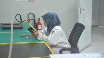 Oppo juga melakukan uji lipat pada Oppo Find N3. Dalam hal in Oppo Find 3N mendapat 60.000 kali uji lipat manual. Angka ini berada dibawah uji lipat Oppo Find N3 Flip yang diuji lipat sebanyak 150.000 kali secara manual. Foto: Argya D Maheswara/detikcom