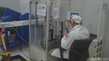 Uji banting Oppo Find N3, dilempar dari ketinggian 1 meter ke permukaan keramik pada keenam sisi smartphone sebanyak 32 kali. Ada juga uji bantingan kecil dari ketinggian 10 cm sebanyak 14.000 kali. Ada lagi uji bantingan Tumbling Barrel Test dimana smartphone akan diputar dalam drum sehingga mengalami banyak benturan. Foto: Argya D Maheswara/detikcom