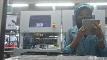 Oppo juga memiliki mesin pengeleman lima sumbu yang dapat mengaplikasikan lem pada permukaan tiga dimensi yang kompleks. Foto: Argya D Maheswara/detikcom