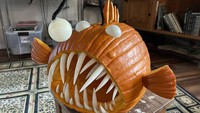 Tak hanya ada dalam permainan, ikan yang menyeramkan ini juga bisa dibuat dengan labu! Netizen penciptanya begitu kreatif dengan menghadirkan gigi dan lampu mirip aslinya. Foto: Bored Panda