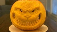 Memiliki tatapan mata yang tajam, labu berbentuk monster ini seolah sedang marah. Ia tampak siap menyerang siapapun di hadapannya. Foto: Bored Panda
