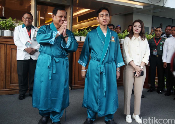 Pasangan capres-cawapres Prabowo Subianto-Gibran Rakabuming Raka telah tiba di RSPAD Gatot Soebroto, Jakarta, Kamis (26/10/2023). Setelah berganti pakaian dengan piyama, keduanya siap menjalani tes kesehatan.
