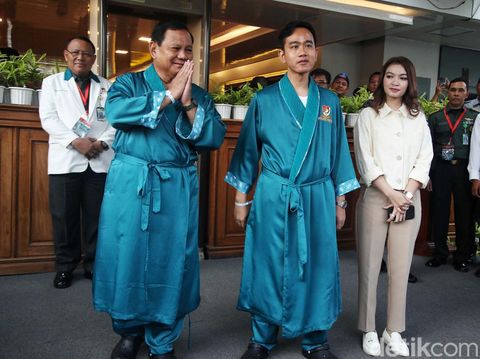 Pasangan capres-cawapres Prabowo Subianto-Gibran Rakabuming Raka telah tiba di RSPAD Gatot Soebroto, Jakarta, Kamis (26/10/2023). Setelah berganti pakaian dengan piyama, keduanya siap menjalani tes kesehatan.