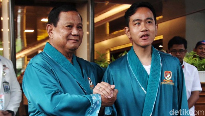Pasangan capres-cawapres Prabowo Subianto-Gibran Rakabuming Raka telah tiba di RSPAD Gatot Soebroto, Jakarta, Kamis (26/10/2023). Setelah berganti pakaian dengan piyama, keduanya siap menjalani tes kesehatan.