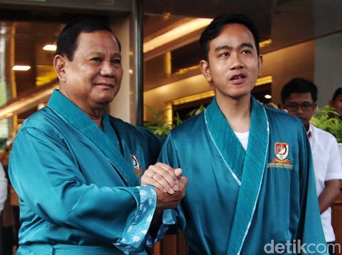 Pasangan capres-cawapres Prabowo Subianto-Gibran Rakabuming Raka telah tiba di RSPAD Gatot Soebroto, Jakarta, Kamis (26/10/2023). Setelah berganti pakaian dengan piyama, keduanya siap menjalani tes kesehatan.