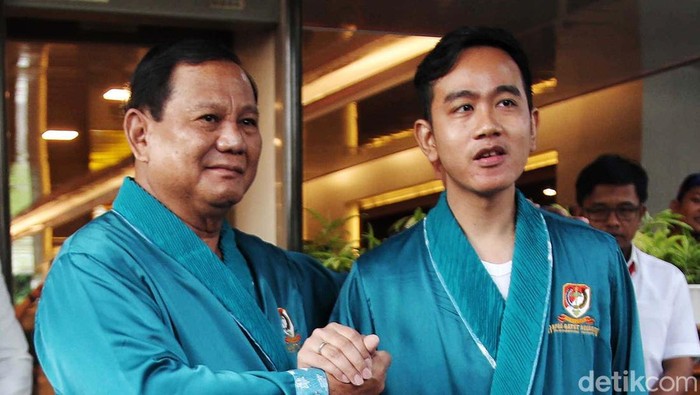 Pasangan capres-cawapres Prabowo Subianto-Gibran Rakabuming Raka telah tiba di RSPAD Gatot Soebroto, Jakarta, Kamis (26/10/2023). Setelah berganti pakaian dengan piyama, keduanya siap menjalani tes kesehatan.