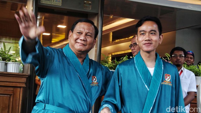 Pasangan capres-cawapres Prabowo Subianto-Gibran Rakabuming Raka telah tiba di RSPAD Gatot Soebroto, Jakarta, Kamis (26/10/2023). Setelah berganti pakaian dengan piyama, keduanya siap menjalani tes kesehatan.
